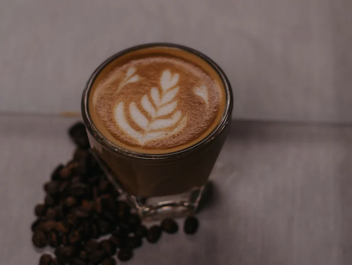 Süt köpüğünde yaprak deseni olan latte